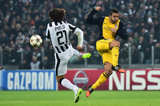 La battaglia comincia: scontro tra Koke e Pirlo. Afp